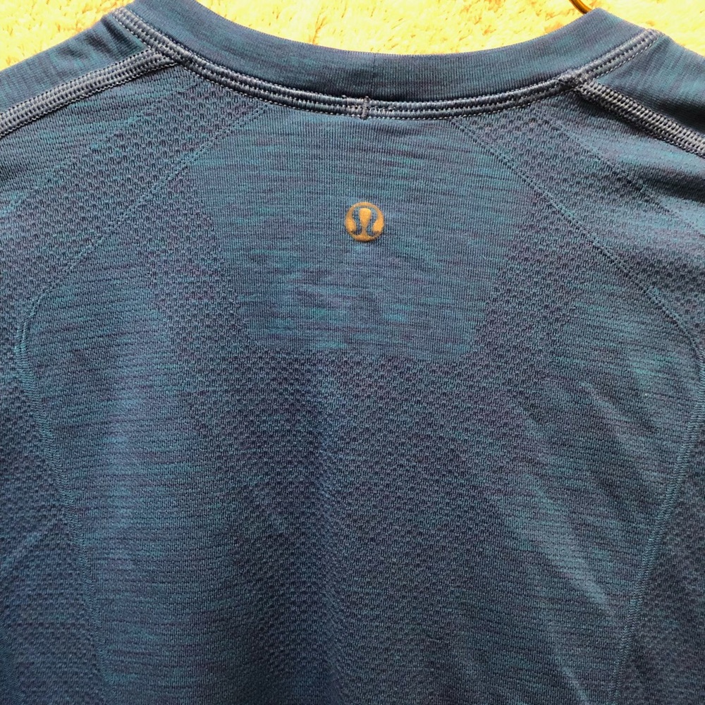 Lululemon men’s vent tech shirt